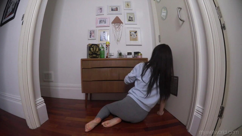 Faye Taylor: Faye Taylor polishing and peeing in grey leggings