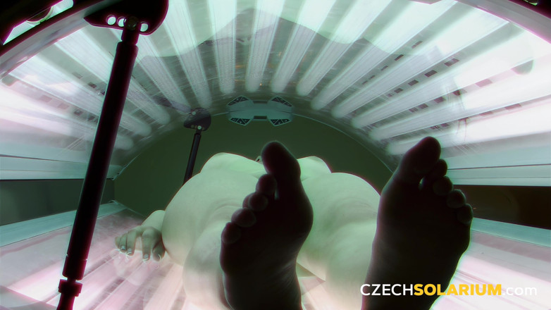 Czech Solarium: České solárium 26: Brunetka se opaluje a vystavuje svou těsnou kundičku