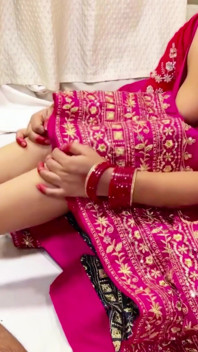 Eerste nacht van de huwelijksnacht - het strakke poesje van de pasgetrouwde bruid virale video Hindi-video
