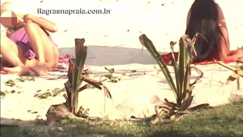 Amateurs videos: 素晴らしいブロンドとブルネットは、ブラジルのヌーディズムのビーチで裸で日光浴を取ります