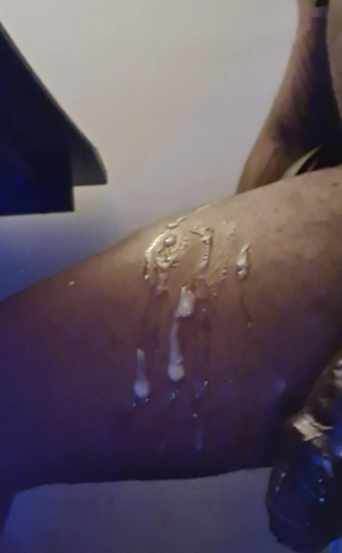 Amadeus: Du sperme dégouline sur ma jambe, j’ai hâte que le...