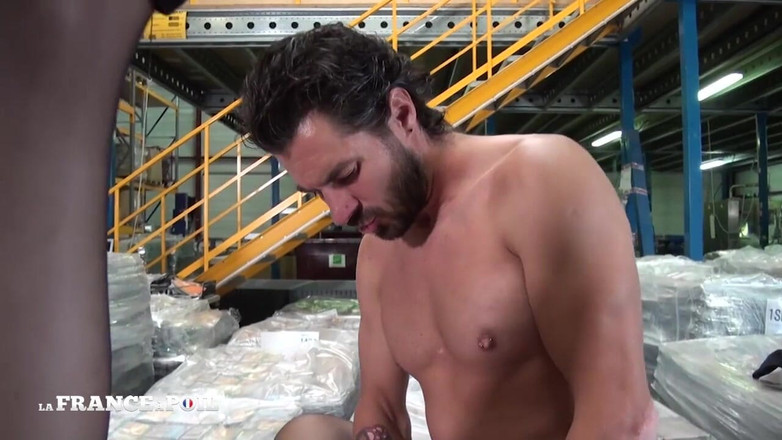 Girls Bang: Sexy nymfomanka šuká žadatele přímo uprostřed skladiště.