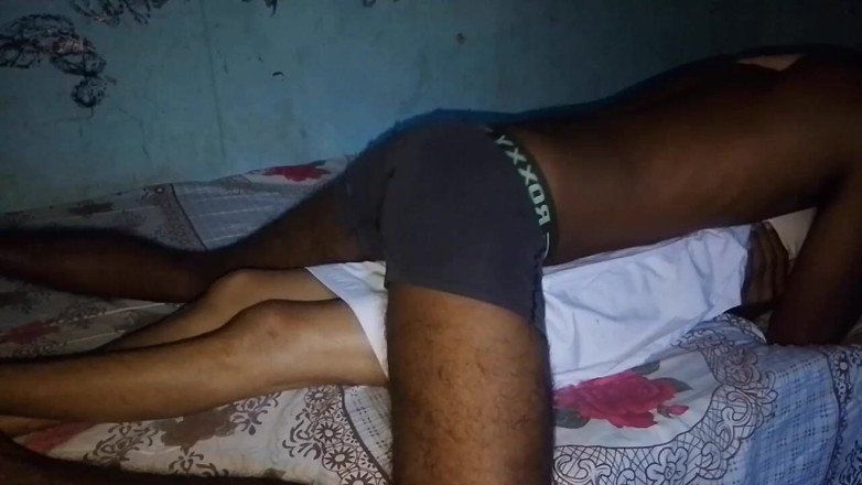 RoomVibe: कॉलेज से घर पहुंचे और उसे जल्दी से पकड़ लिया मुझे पेशाब करने की जरूरत है