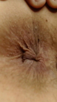 Lieve close-up harige winkling strakke bruine kleine kontgaatje