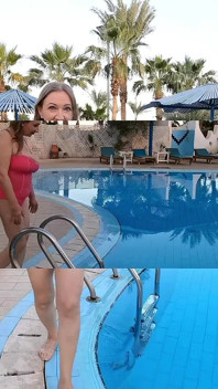 Caliente tetona milf se quita el traje de baño