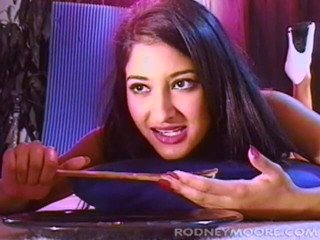 Rodney Moore: Indyjska starlet z lat 90-tych Nadia Nyce kończy grubą spermę