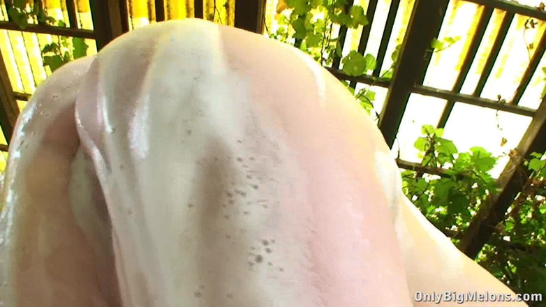 Only Big Melons: 巨乳洗車痴女