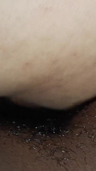 Ein freches mädchen im badezimmer fangen