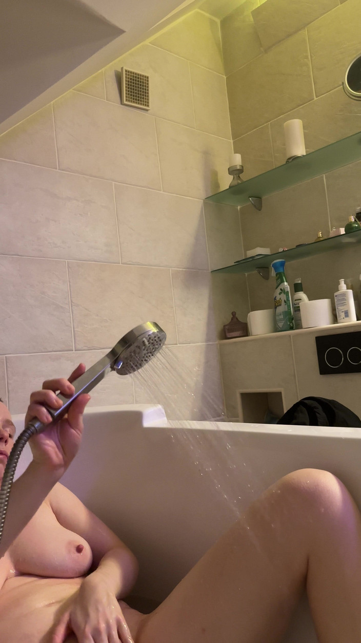 SweetLucy96: Sıcak su meme uçlarımı sertleştiriyor