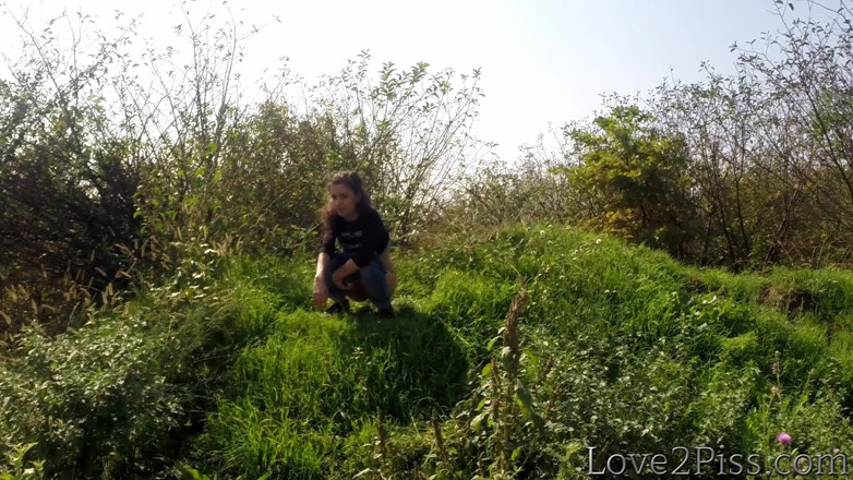 Love 2 Piss: Kencing gaya doggy
