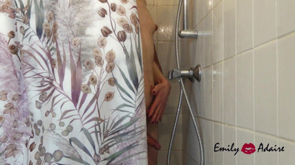 Emily Adaire: Fată tânără slabă transsexuală Emily Adaire suge pula și este futută...