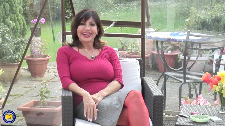 Mature Solo NL: Prsatá zralá kouří doutník a hraje si se svou kundičkou