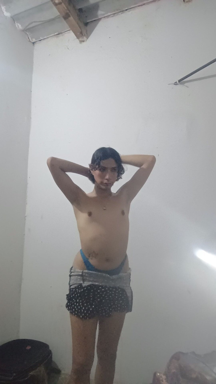 Femboy from Colombia: Prsa, která se stále zvětšují