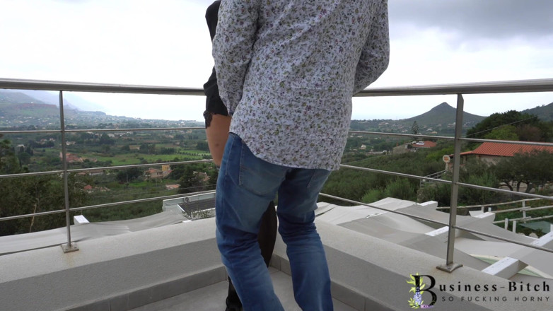 Business Bitch: Secretaria folla al aire libre