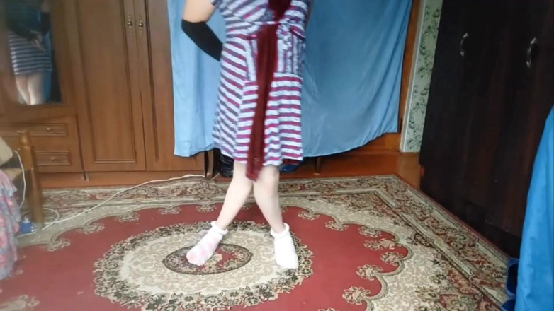 Kitty_Cross: Crossdresser yang luar biasa memberikan pandangan nakal semasa mengusik