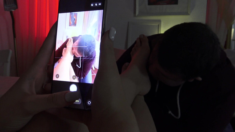 Foot Girls: Maniak stóp chce powąchać twoje stopy!