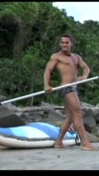 Buen plan para tres en la playa en público