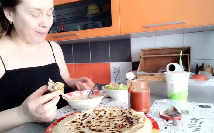 VikkiGeorgia: Estoy comiendo