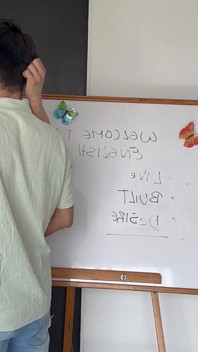 Přišla jsem pozdě do třídy, protože jsem sála ptáky ve vysokoškolské koupelně, a abych to udělala svému učiteli, nechala jsem ho šukat mi zadek.