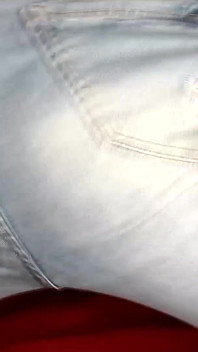 Culo jeans provocante, pipì in jeans