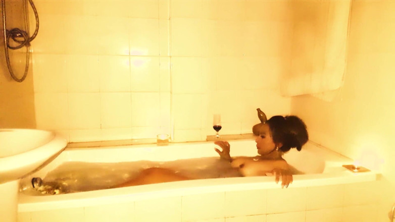 Asian Pussy Vision: Şehvetli banyo yapıyor ve yüksek topuklu ayakkabılarla rahatlıyor