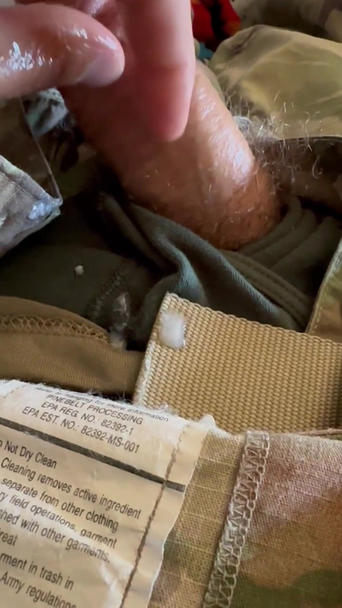 Gay Soldier Stuff: Armádní voják si honí v uniformě v kalhotách TommyHo Boxera...