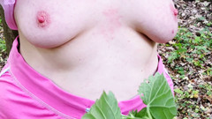 Bouncy Tits Action: Bič mi prsa kopřivami