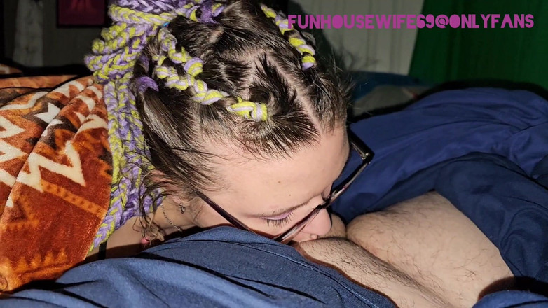 Funhousewife69: Cewek sange ini nyepong kontol sampai kering dan telan spermanya...