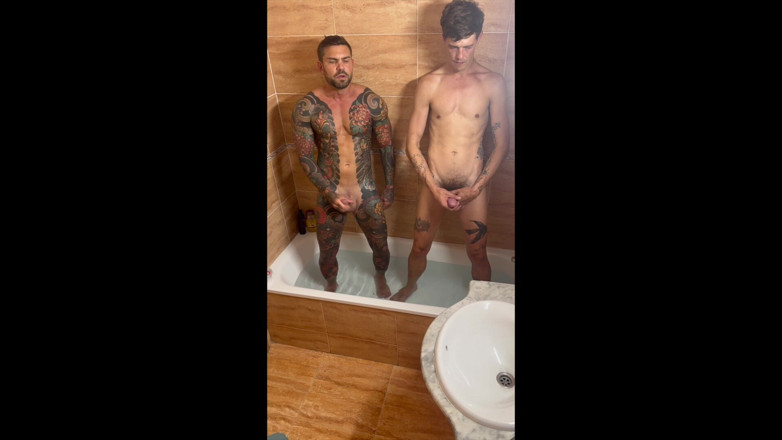 Juan Lucho Gay: Der freund meiner stiefschwester erwischt mich im badezimmer und wir...