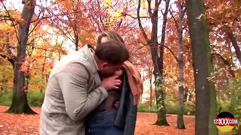 123XXX - Fucked Amateurs in Germany!: Perwersyjna dziewczyna zatrzymuje zboczeńca i chce się pieprzyć