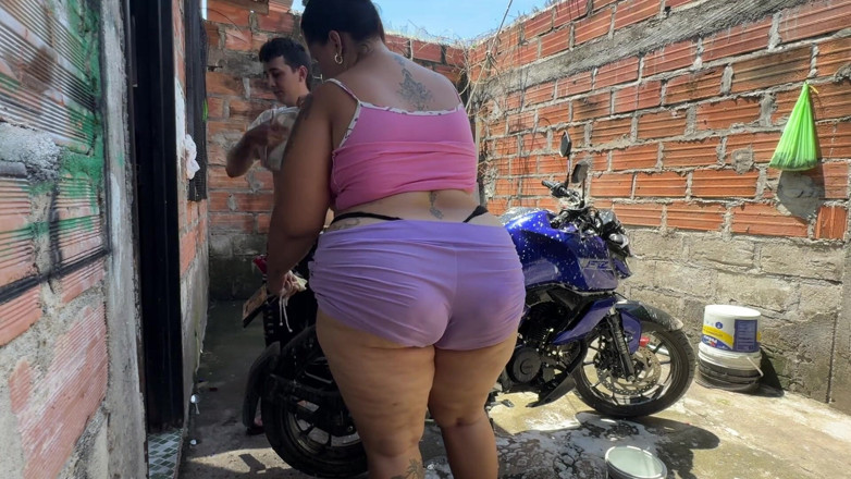 Lexly_16: Mi Vecino Me Ayuda a Lavar Y Despues Me Folla...