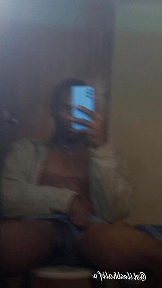 Stilesbhalifa1: Půlnoční setkání s mojí ebenovou twink spolubydlící