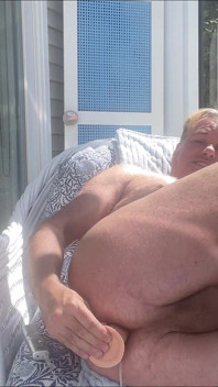 Hunk styvfar bära naken sola på Veranda 4