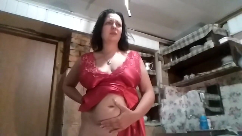 Sexy Milf: Full big glass of piss after long despeartion
