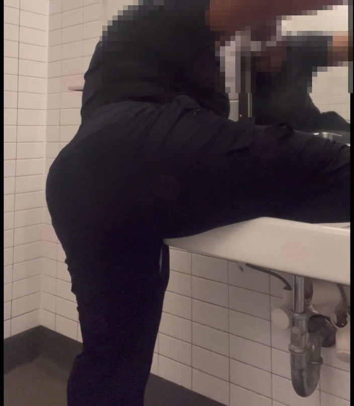 Anye Meshell: Эти ванные не в порядке, но я возбуждена, так что я запер себя!