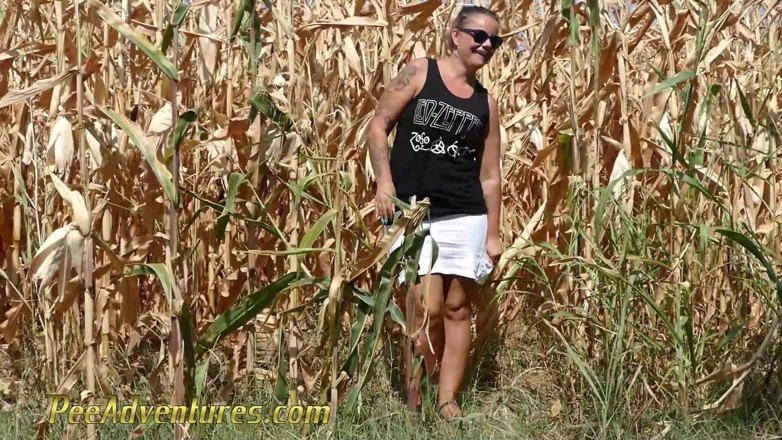 Pee Adventures: Pee in a corn field