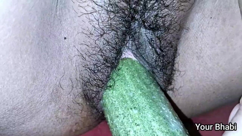 Bhabi: Mi scopo la figa con un cetriolo