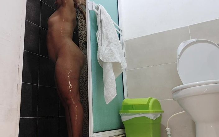 1lindapareja: Une jeune femme nue filmée sous la douche