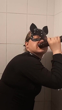 Klečící Sissy si užívá velké černé péro