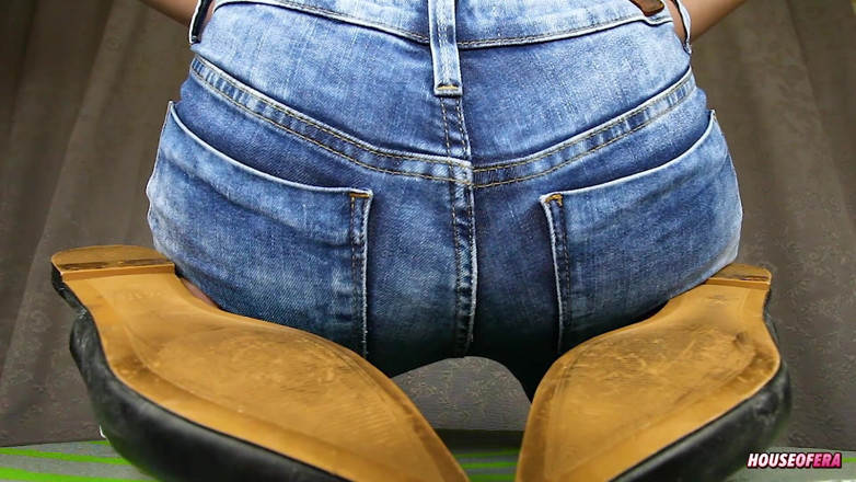 House of Era: Pantat, seluar jeans dan kasut menyembah