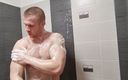 Martin Hard: Мускулистий хлопець з великим членом приймає душ, дрочить і їсть сперму