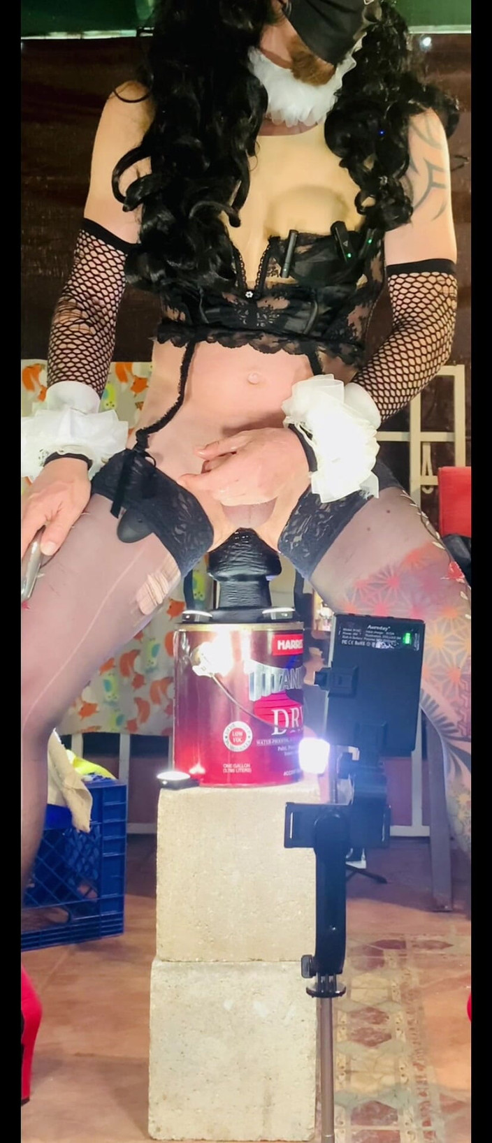 Benito414: Femboy sexy en lencería montando un gran consolador negro