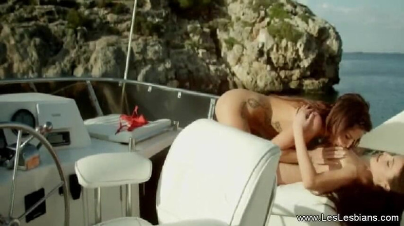 Les Lesbians: Amazing lesbian sex on the boat