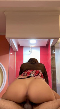 Mladá školačka se snaží zlepšit své známky s učitelem