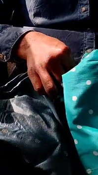 80 sega di raso - struscia la testa del cazzo e sborra su un vestito di raso blu blu setoso di vicino anti