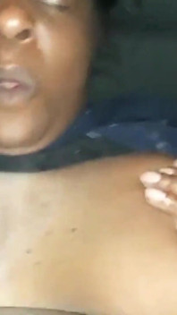 Wielki czarny kutas walenie mojej owłosionej cipki z tyłu mojego samochodu jęczy orgazmy