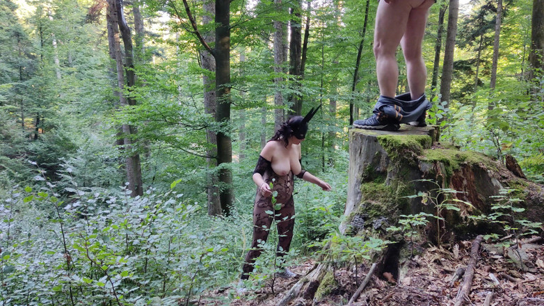 Toilet Mommy: 在我荡妇女友的嘴里撒尿