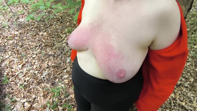 Bouncy Tits Action: Б'ючи її цицьки в лісі