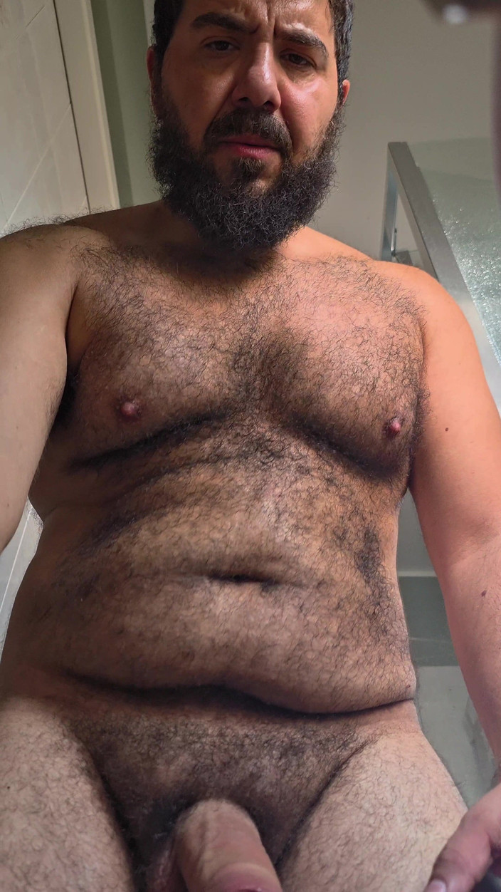 Ulysses the bear: Z pohledu svalnatého medvěda si honí na záchod.