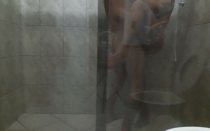 Crazy desire: Partea 2: Sex în baie cu un cuplu - Cur mare și pulă mare.